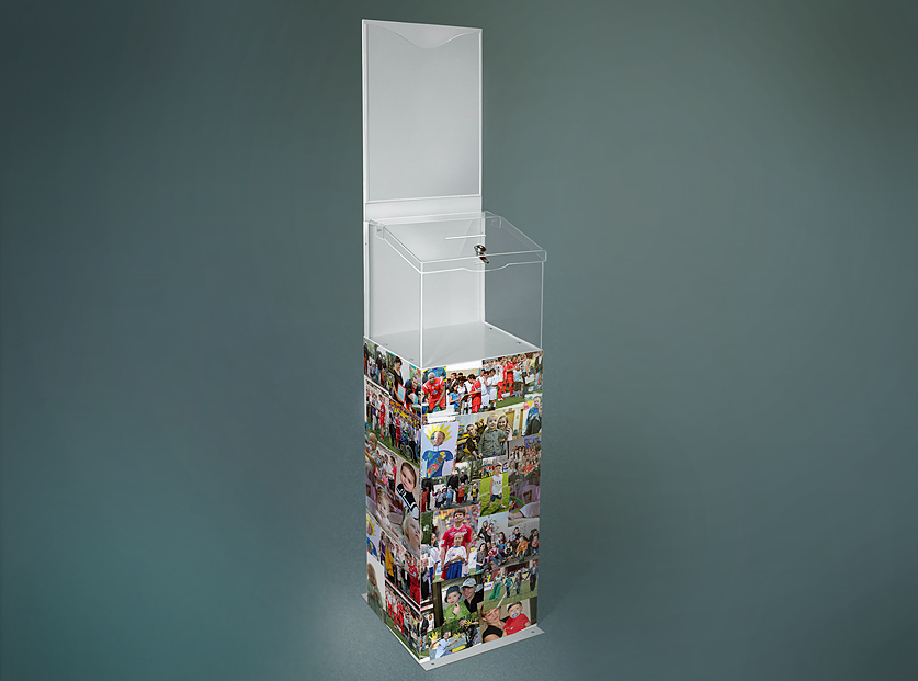 Ящик для благотворительности на тумбе с фотографиями детей, которым помогли